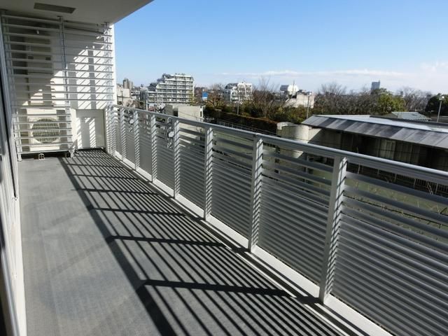 バルコニー　★広いバルコニーは南向きで日当たり良好です★