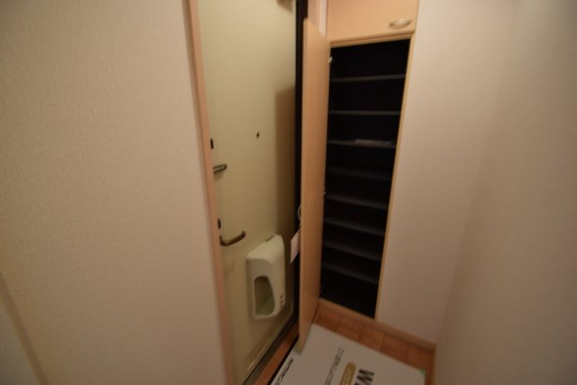 玄関　下駄箱あります