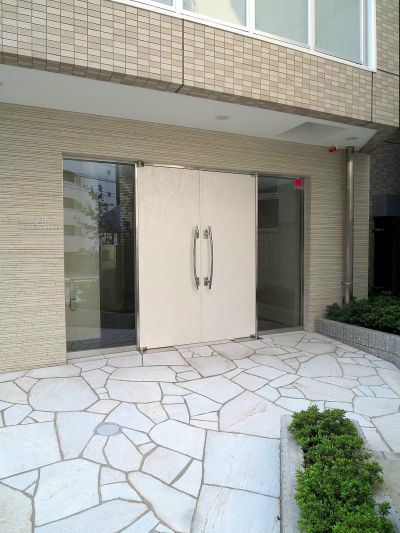エントランス　こちらの物件は仲介手数料半月分でご紹介が可能です