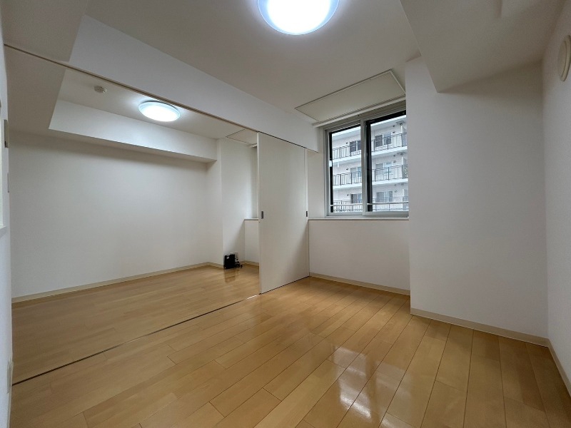居室・リビング　木目のフローリングは落ち着きのある印象のお部屋になりますね。