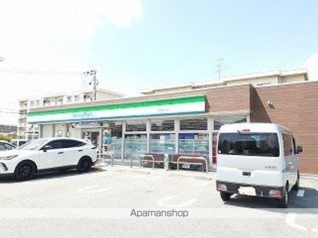 コンビニ　ファミリーマート伊丹緑ヶ丘店（コンビニ）まで550m