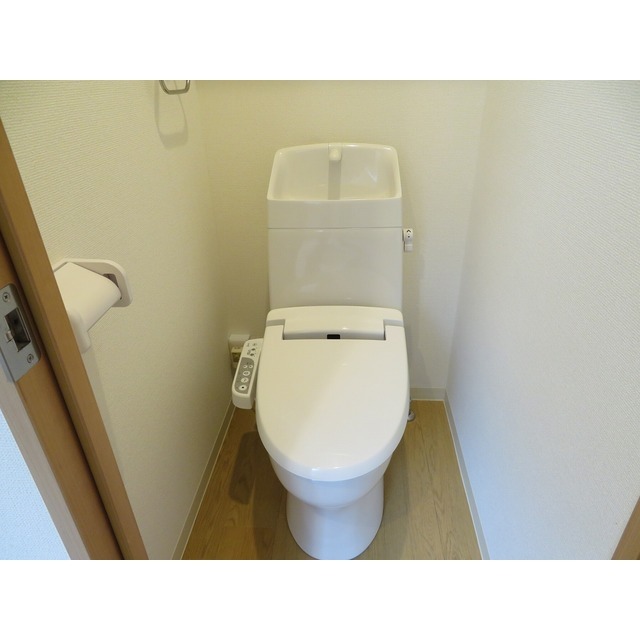 トイレ　ウォシュレット付きが嬉しいトイレです。