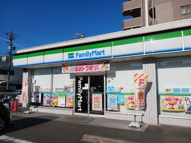 コンビニ　ファミリーマート（コンビニ）まで400m