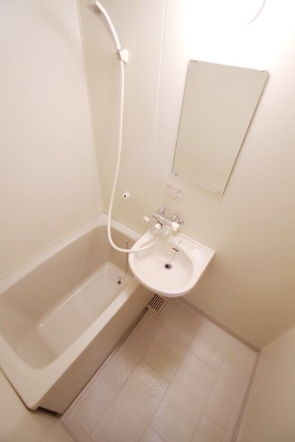 バス・シャワールーム　※別部屋参考写真です