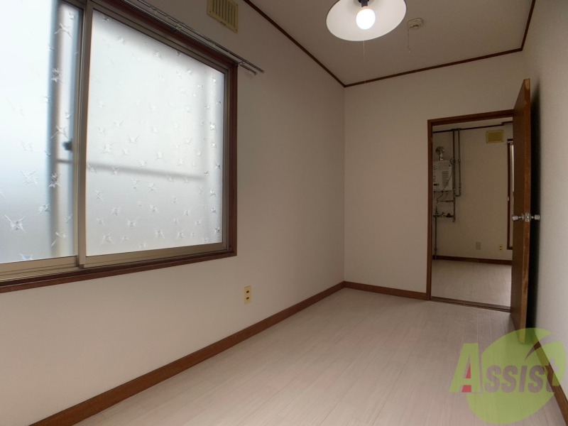 その他部屋・スペース　寝室はこちらです。光が差し込む、温かみのあるお部屋です。
