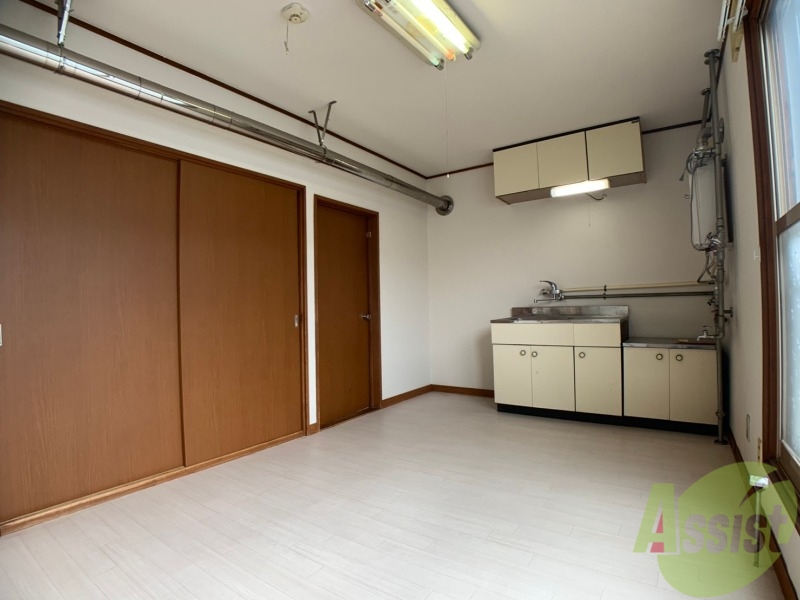 居室・リビング　リビングです。白を基調としていてお部屋全体が明るいですね！
