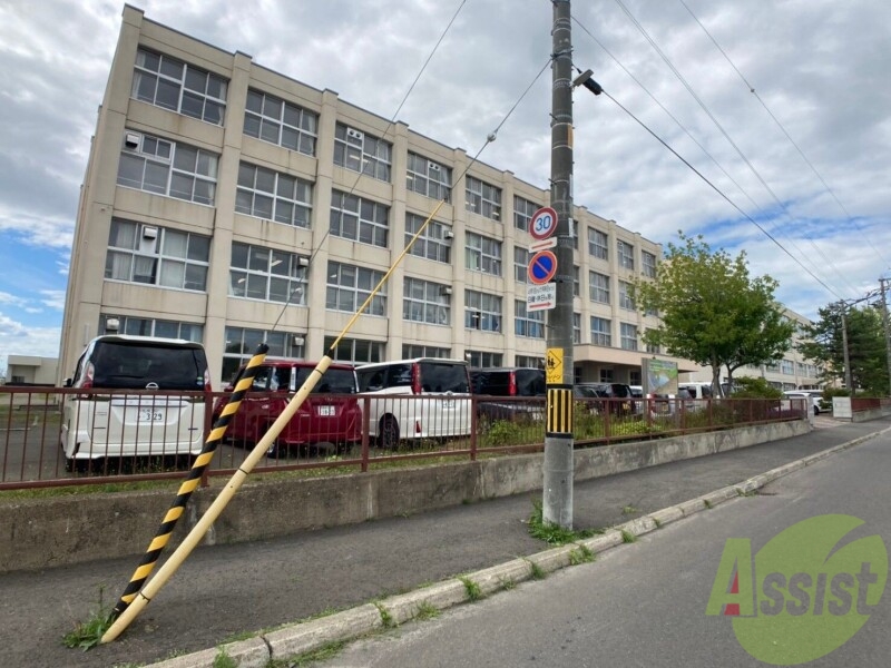 中学校　札幌市立新琴似中学校（中学校）まで855m
