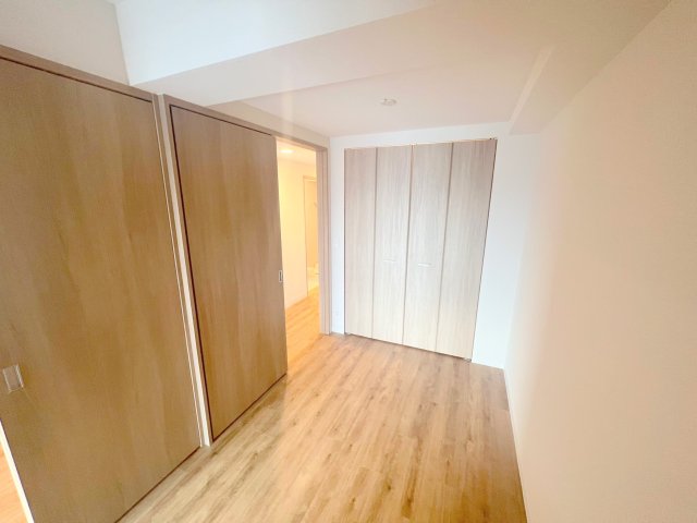 居室・リビング　朝には心地よい光が差し込む、このお部屋でお休みください。