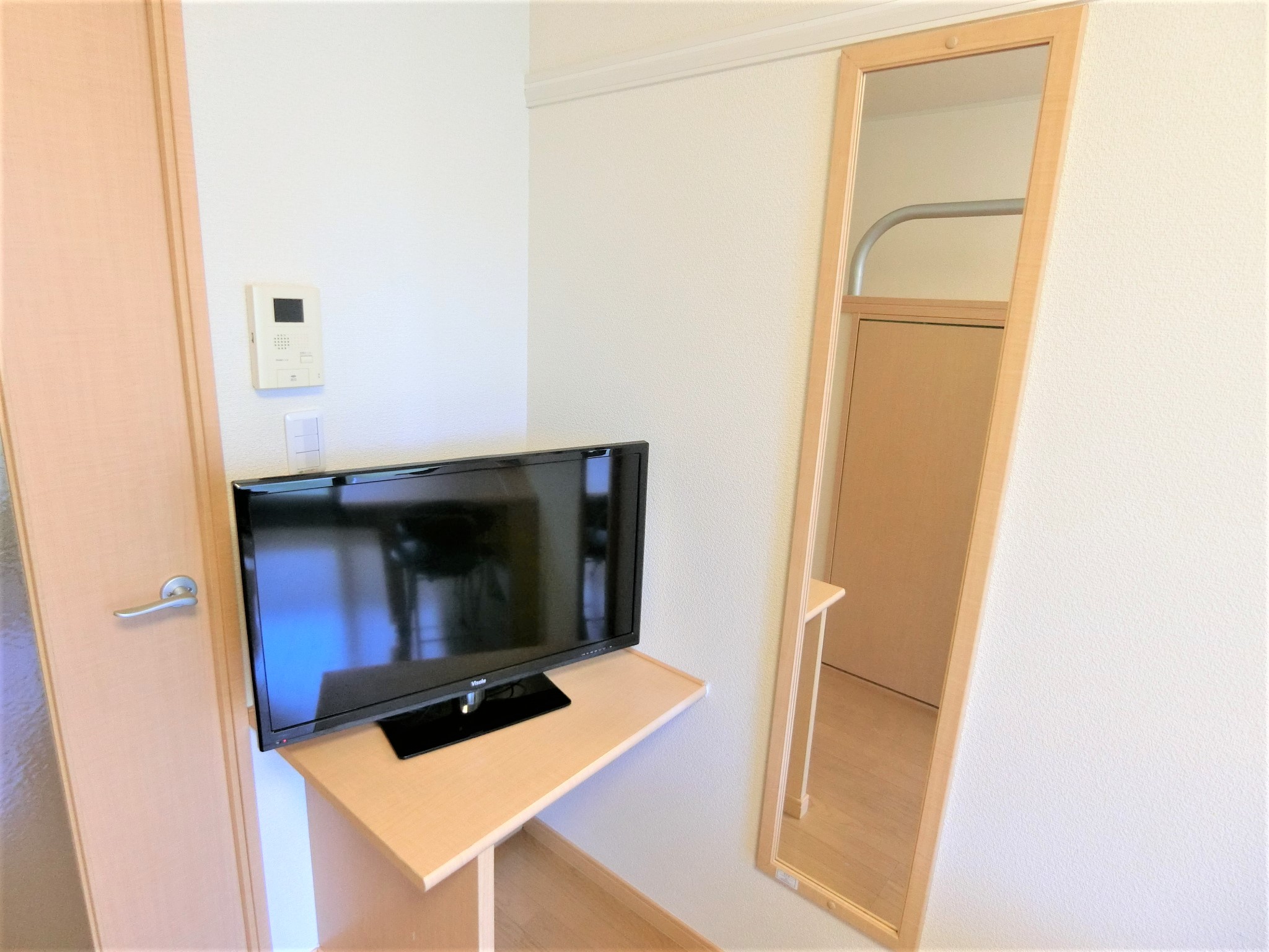 その他共有部分　テレビと全身鏡が備え付けです☆