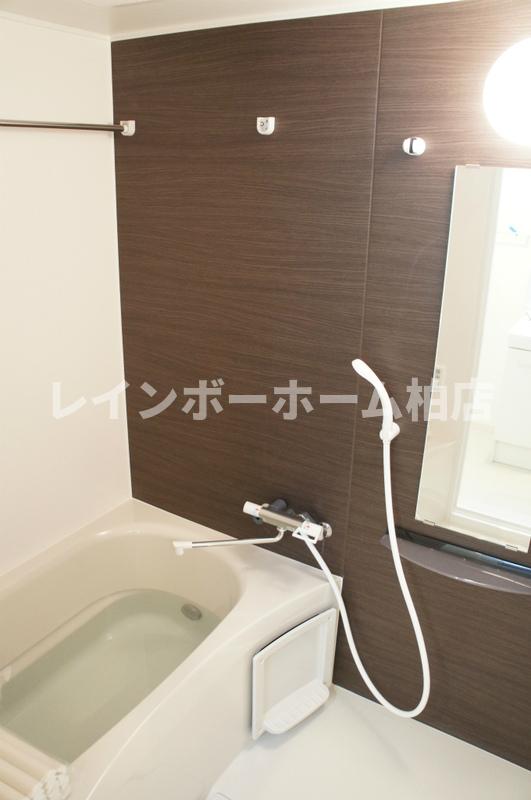 バス・シャワールーム　落ち着いた空間のお風呂です