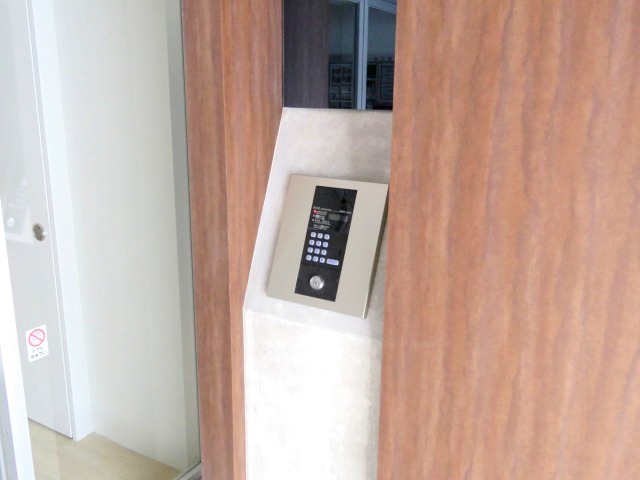 エントランス　セキュリティに配慮しオートロック設備採用です♪