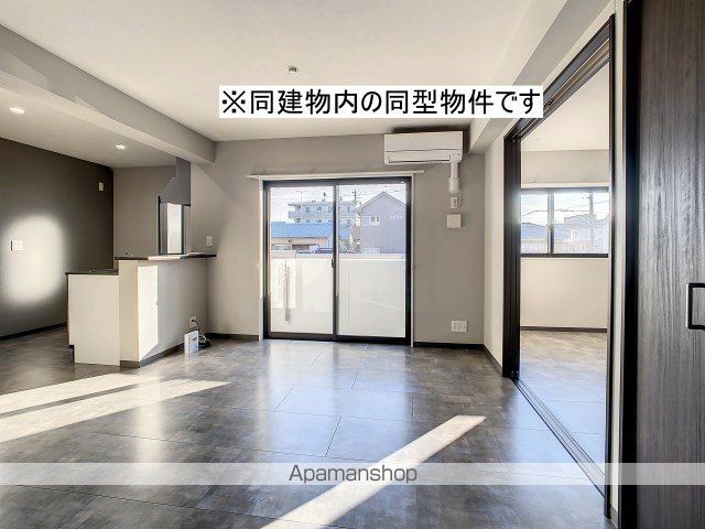 ＪＲ東海道本線 浜松駅 バス乗車時間：13分 最寄りバス停で下車 徒歩12分 3階建 築5年の居間写真