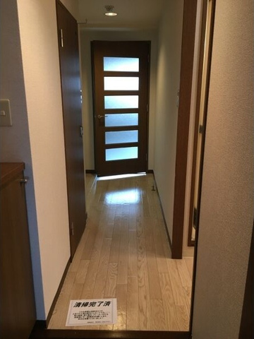 玄関　※写真は同じマンションの違う部屋のもの(反転タイプ)