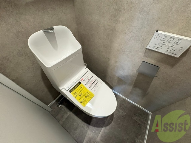 トイレ　トイレは温水洗浄便座です。シンプルな雰囲気になっています。