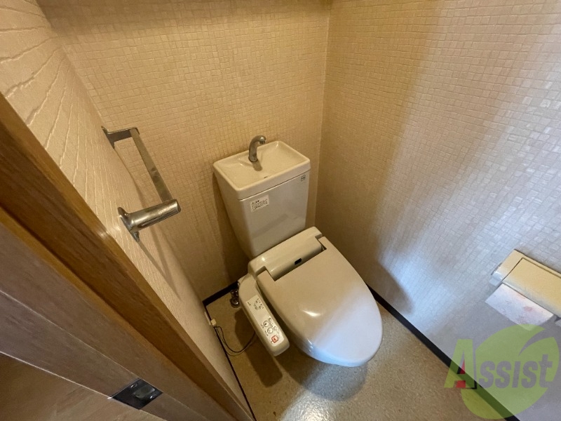 トイレ　温水洗浄便座付きのトイレです！！