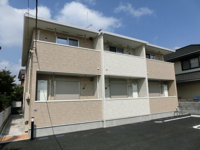 建物外観　前面は敷地内駐車場で日当たり良好です。