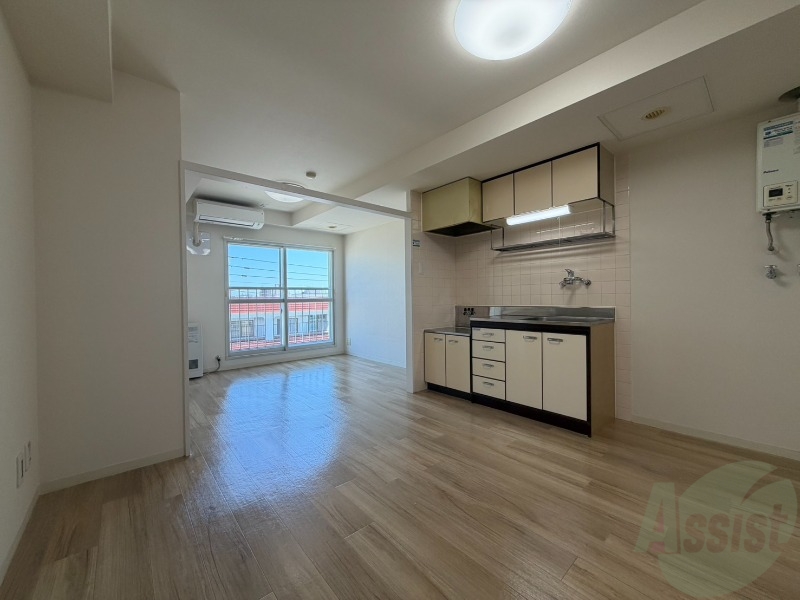 居室・リビング　木目のフローリングは落ち着きのある印象のお部屋になりますね。
