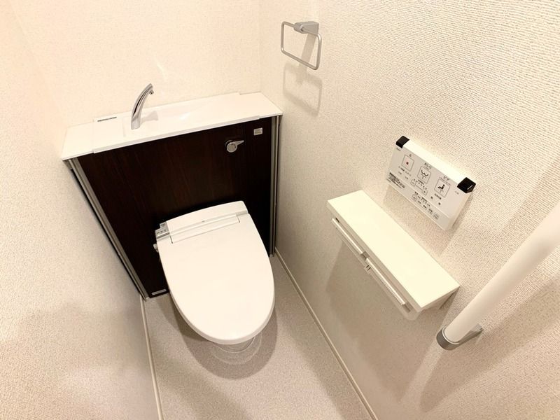 都営新宿線 森下駅 徒歩6分 7階建 築6年のトイレ写真