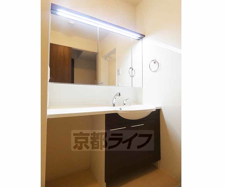 洗面設備　ＬＥＤライト付きのシャンプードレッサー