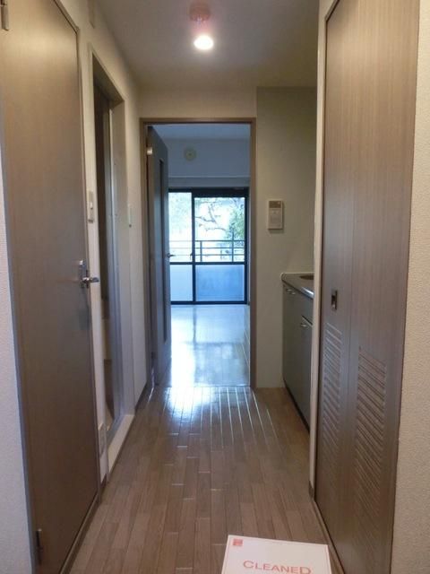 その他　玄関から見たお部屋