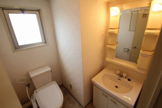 洗面設備　ウォシュレットトイレと独立洗面台です