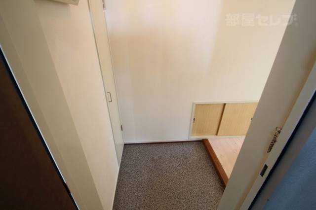 玄関　玄関に下駄箱と収納があります