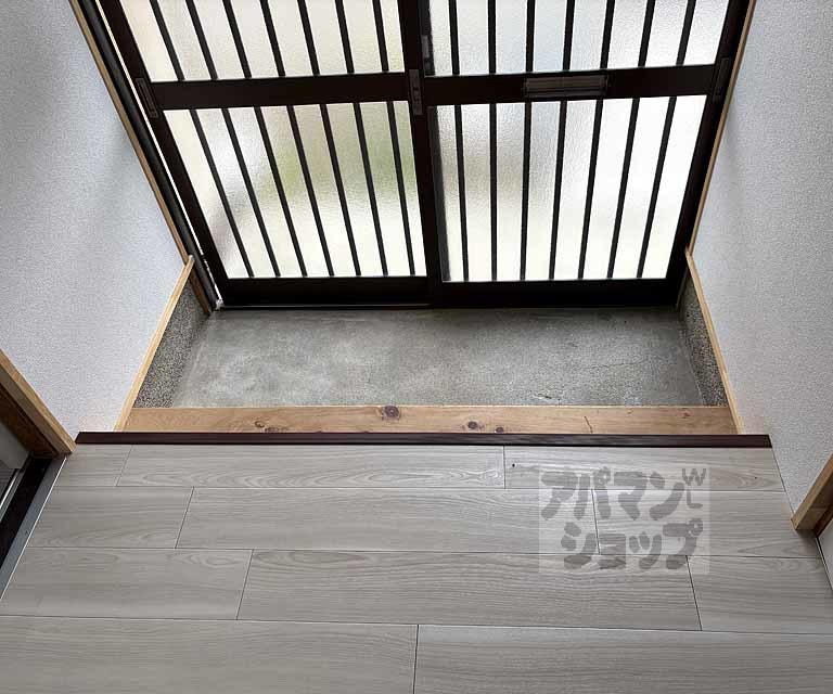 寺戸町西垣内貸家の玄関写真