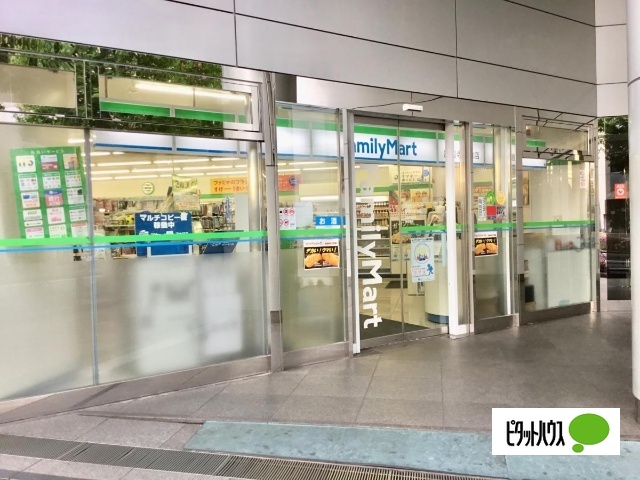コンビニ　ファミリーマート護国寺駅前店（コンビニ）まで221m
