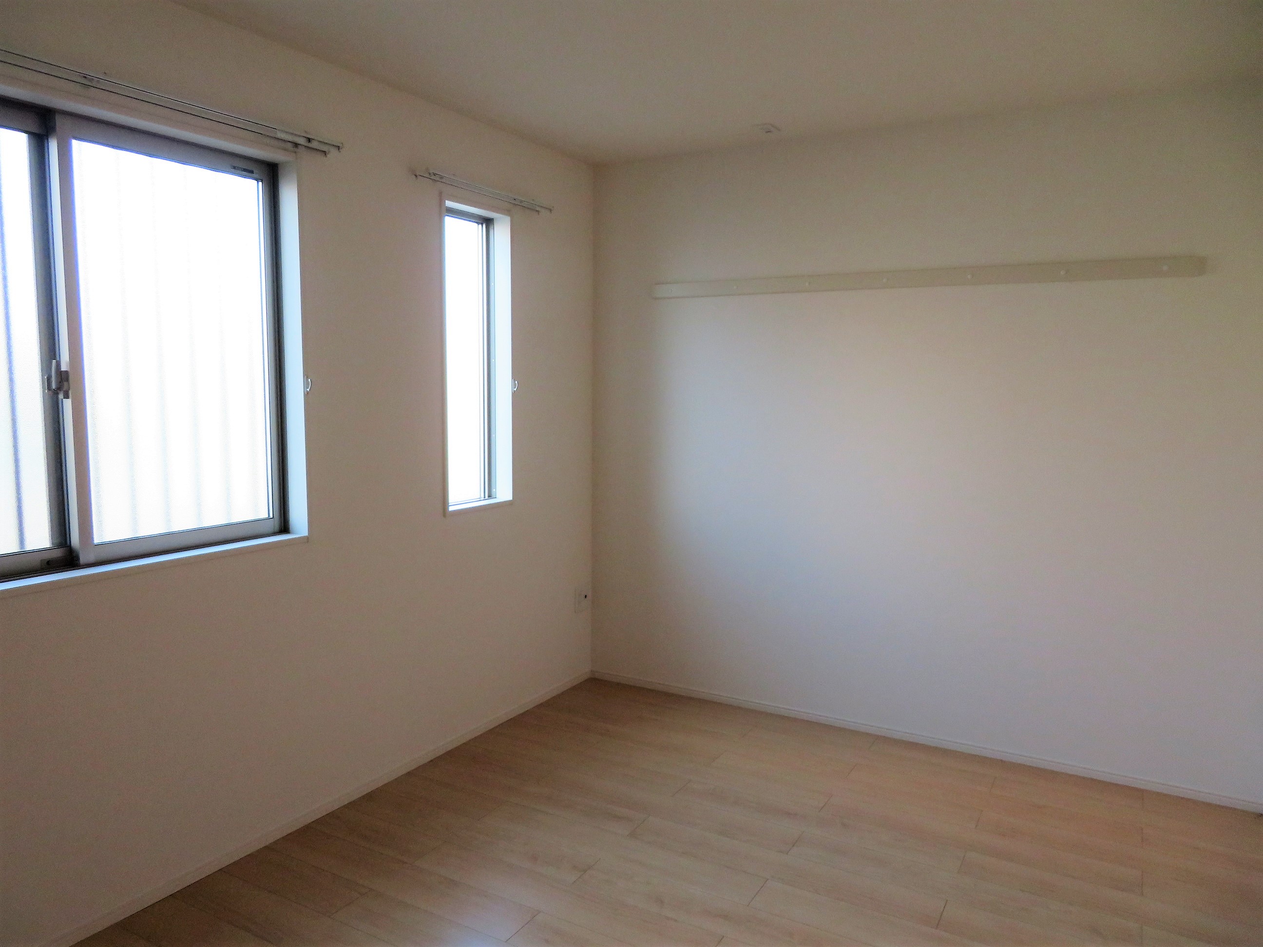 その他　6帖の洋室です！壁一面に収納があります！