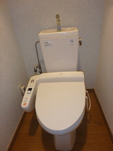トイレ　温水洗浄便座機能付いてます