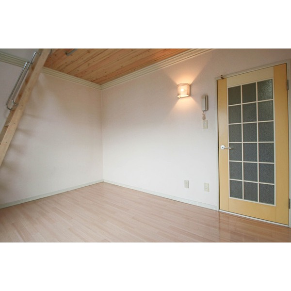 居室・リビング　同じ建物の別のお部屋