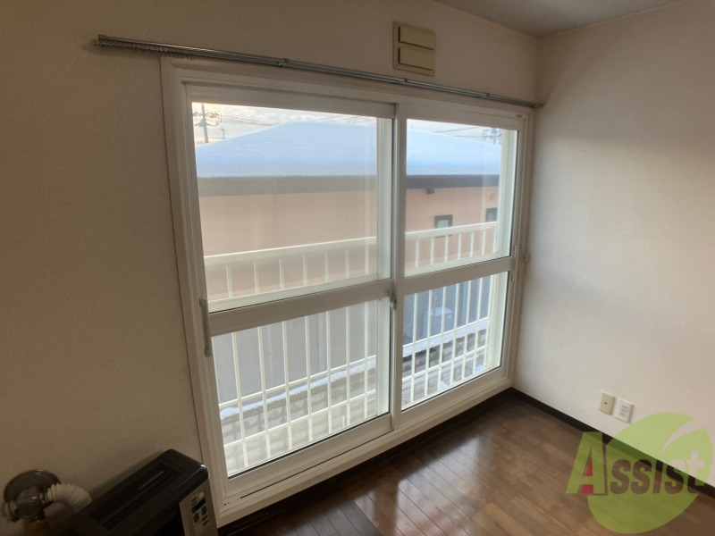 バルコニー　窓が大きいので風の通りが良さそうですね！！