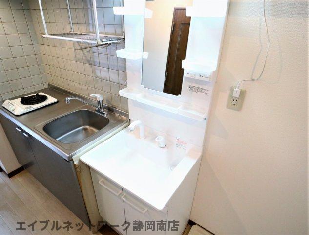 洗面設備　シャワー付き独立洗面台♪