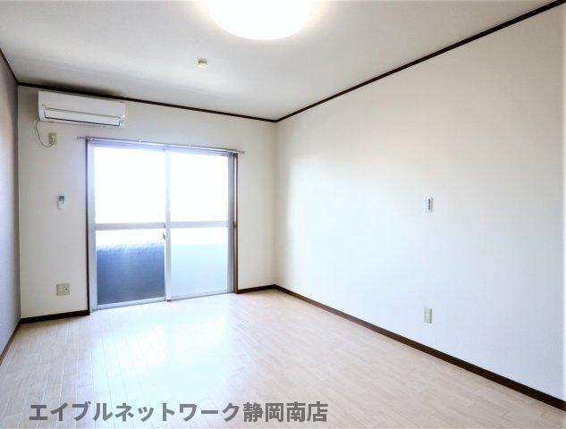 居室・リビング　日当たりの良い洋室です