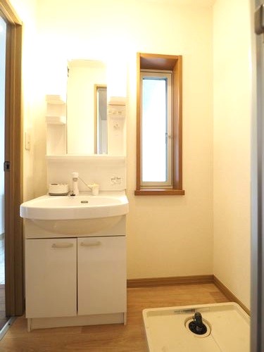 洗面設備　身支度の際に便利なシャワー付き洗面化粧台ございます