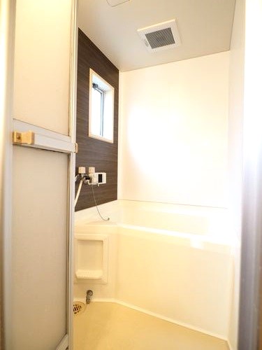 バス・シャワールーム　追い焚き給湯の浴室＊窓があって明るいです
