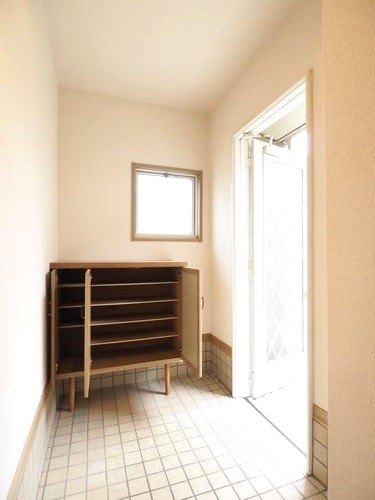 玄関　ゆとりある玄関ホール。シューズBOX付