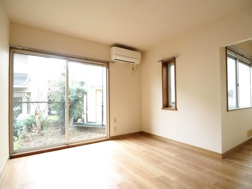 居室・リビング　エアコン付きのリビング