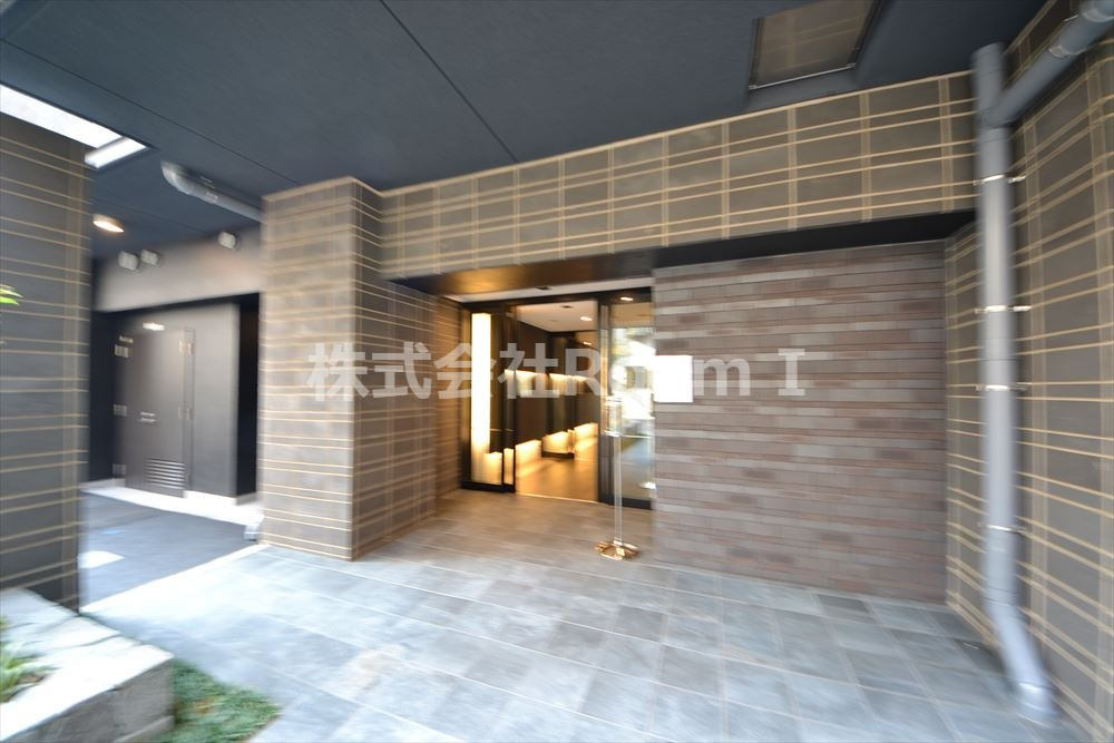 エントランス　落ち着いたエントランスです