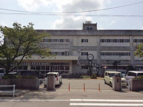 小学校　明新小学校（小学校）まで800m
