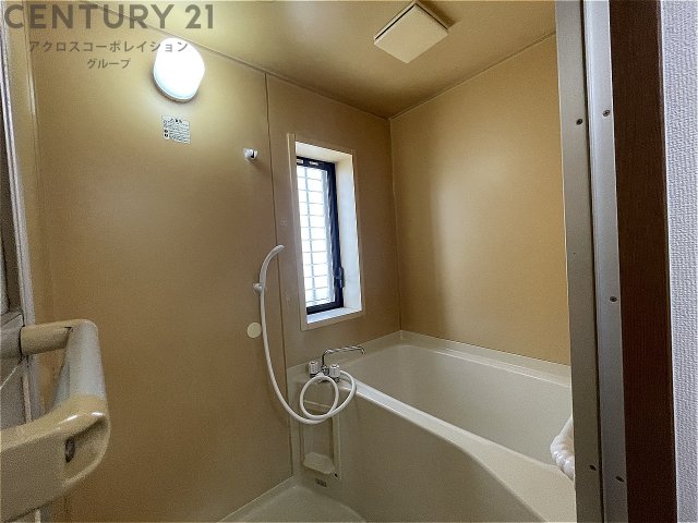 バス・シャワールーム　シンプルなユニットバス☆窓付きで換気も楽々！