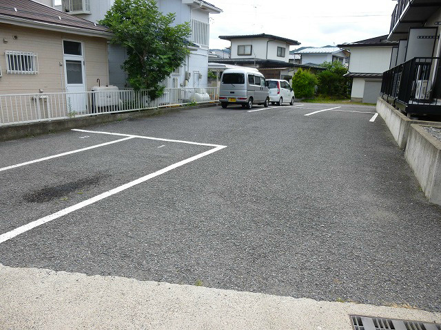 【長野市稲田のアパートの駐車場】