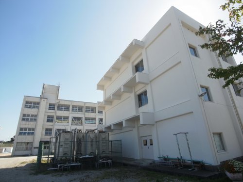 【奈良市南登美ヶ丘のアパートの小学校】