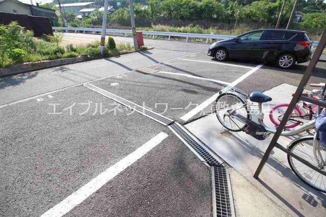 【浅口市鴨方町六条院中のアパートの駐車場】