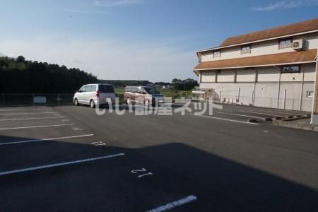 【度会郡玉城町勝田のアパートの駐車場】