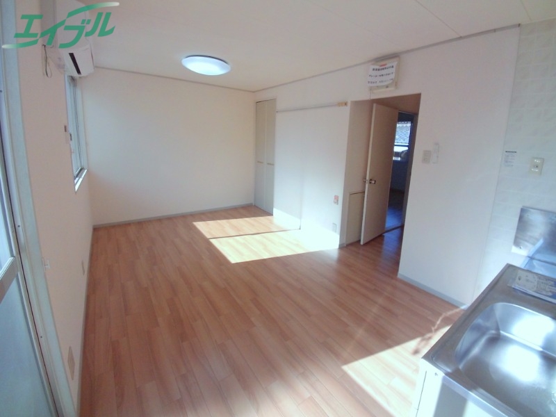 居室・リビング　同物件別室画像