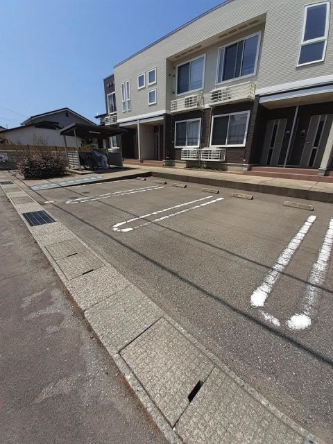 【能美市大成町のアパートの駐車場】