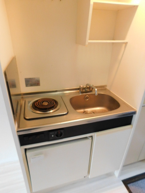 キッチン　１口電気コンロ付・ミニ冷蔵庫完備