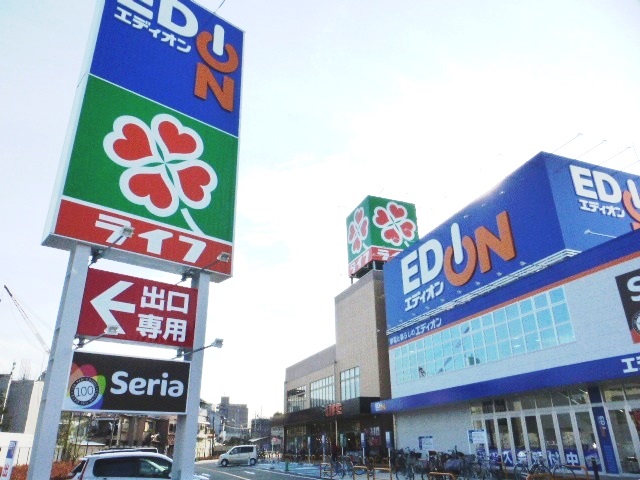 スーパー　ライフ東淡路店（スーパー）まで520m