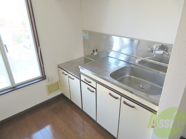 キッチン　キッチンにも光が差し込み明るいですねー。